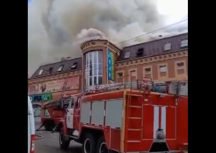 В Вязьме загорелся торговый центр