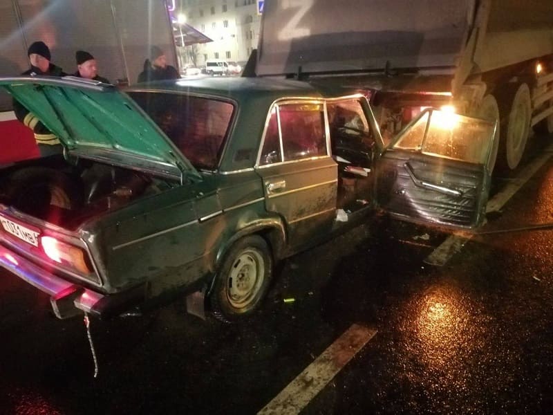 В Смоленске «Жигули» въехали в грузовик, двое пострадавших