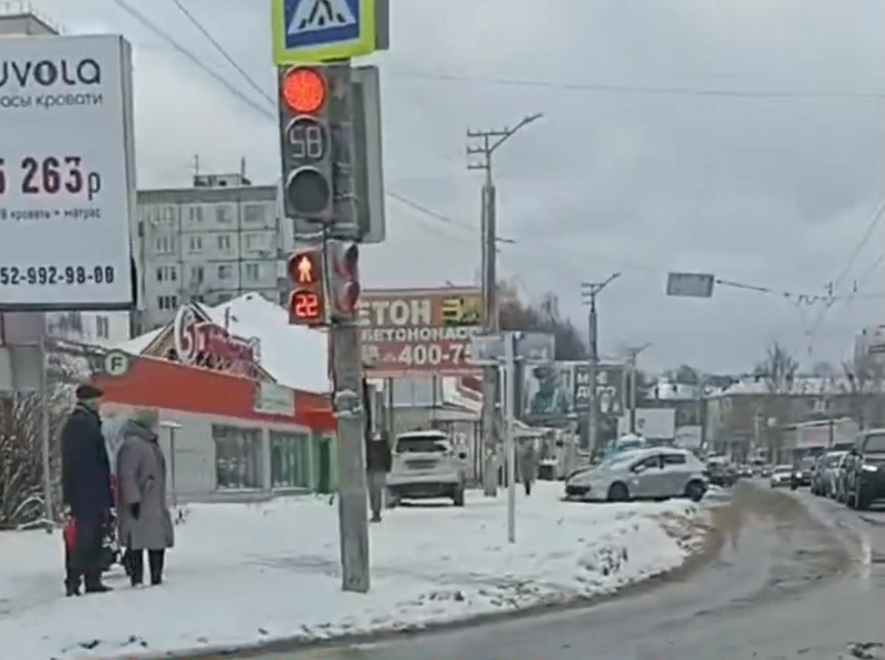 В Смоленске автомобиль вылетел на тротуар - соцсети