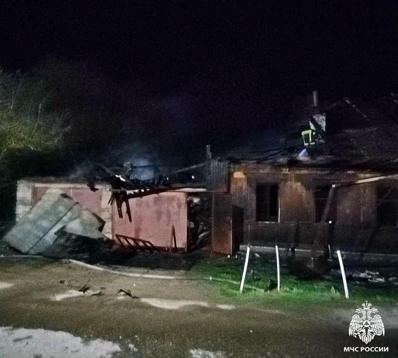 Пожар в Смоленской области уничтожил двухквартирный дом 