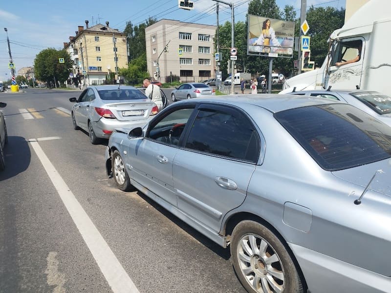 В Смоленске в «догонялках» иномарок пострадала 28-летняя женщина