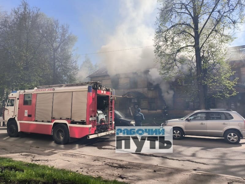 В центре Смоленска горит расселенный барак