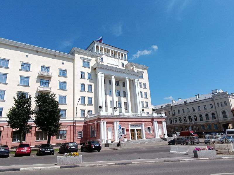 Мэр Смоленска потребовал уложить асфальт возле здания Арбитражного суда