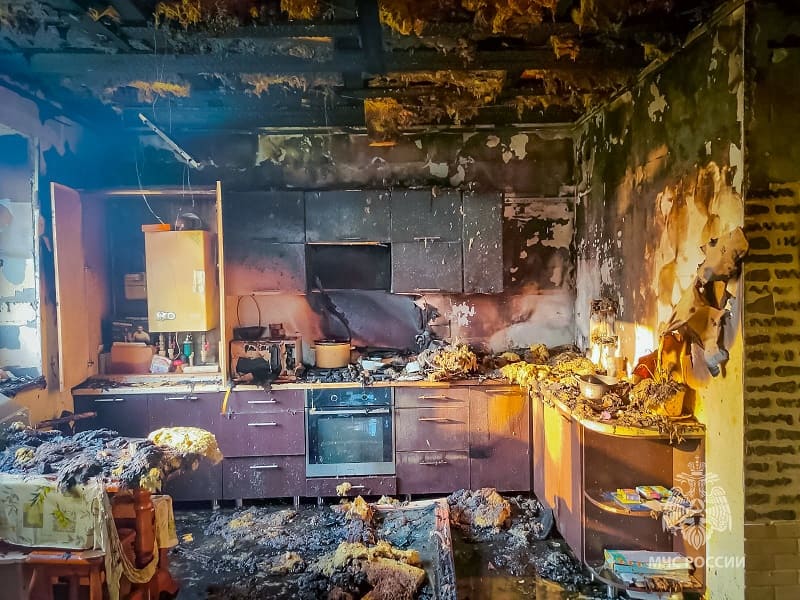 «Пламя бушевало на кухне». На окраине Смоленска горел коттедж
