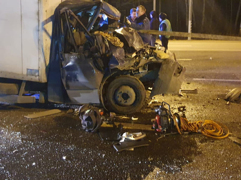 В Смоленской области водитель фургона пострадал в столкновении с «Камазом»