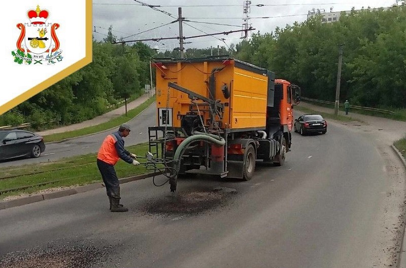 В Смоленске продолжается ямочный ремонт дорог