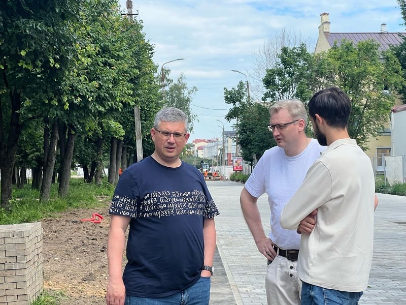 Глава Смоленска проверил ход работ на улице Октябрьской революции