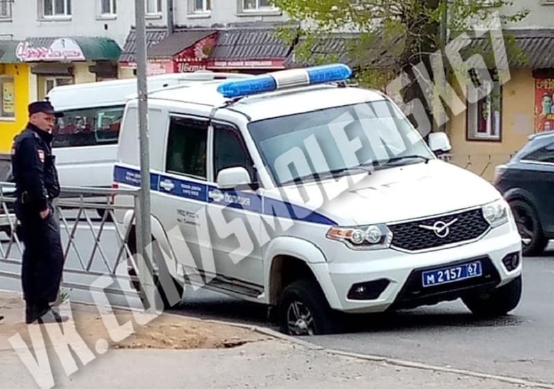 В Смоленске машина полиции провалилась в яму в асфальте