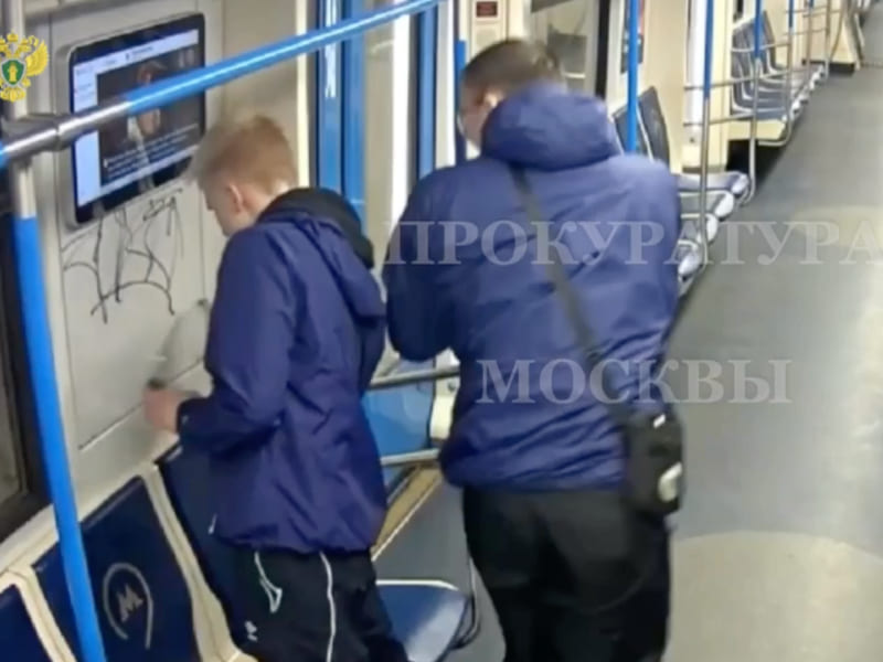 Смоленским вандалам грозит «уголовка» за порчу имущества московского метро