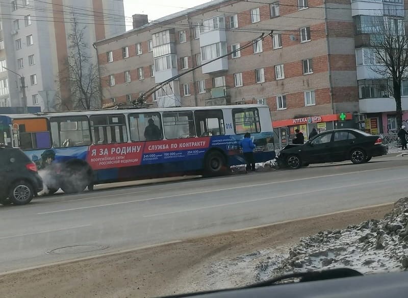 В Смоленске случилось ДТП с троллейбусом