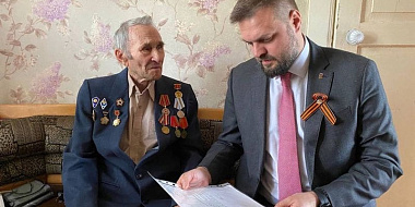 Артем Туров поздравил с Днем Победы смолянина-участника войны