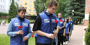 В Смоленске возложили цветы к стеле города-героя Севастополь 