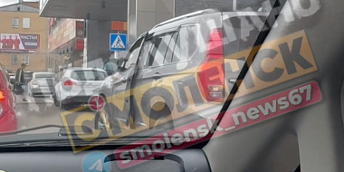 Соцсети: в Смоленске на парковке торгового центра обнаружили труп в машине 