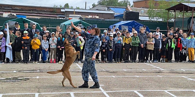 Зачем служебная собака регионального УФСИН танцевала перед смоленскими ребятами?