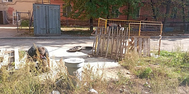 В Смоленске оградили раскоп теплосети, в который упали школьники