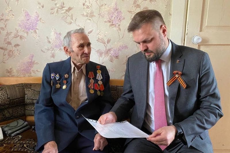Артем Туров поздравил с Днем Победы смолянина-участника войны
