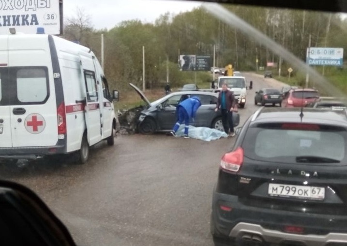 В Смоленске водитель иномарки погиб в жестком ДТП