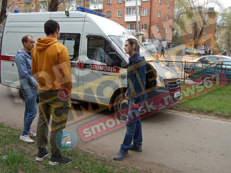 Соцсети: в Смоленске грузовик сбил пенсионерку на тротуаре